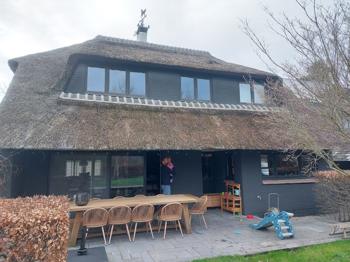 Gerenoveerd rieten dak met dakvlakvensters