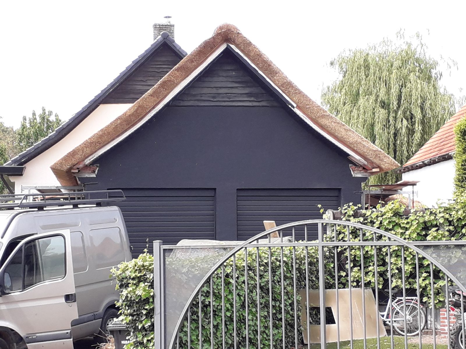 Woning met vakkundig geplaatst rieten dak door Dermadak