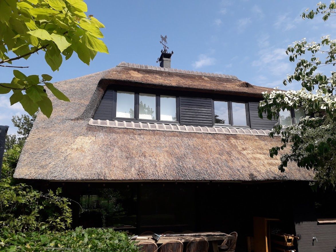Afgewerkt rieten dak van een woning in de regio Wuustwezel